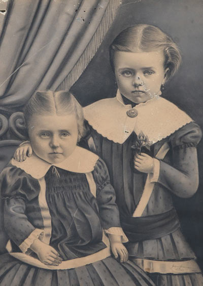 Vorher-Foto zweier Mädchen aus dem 19. Jahrhundert mit Löchern und Flecken